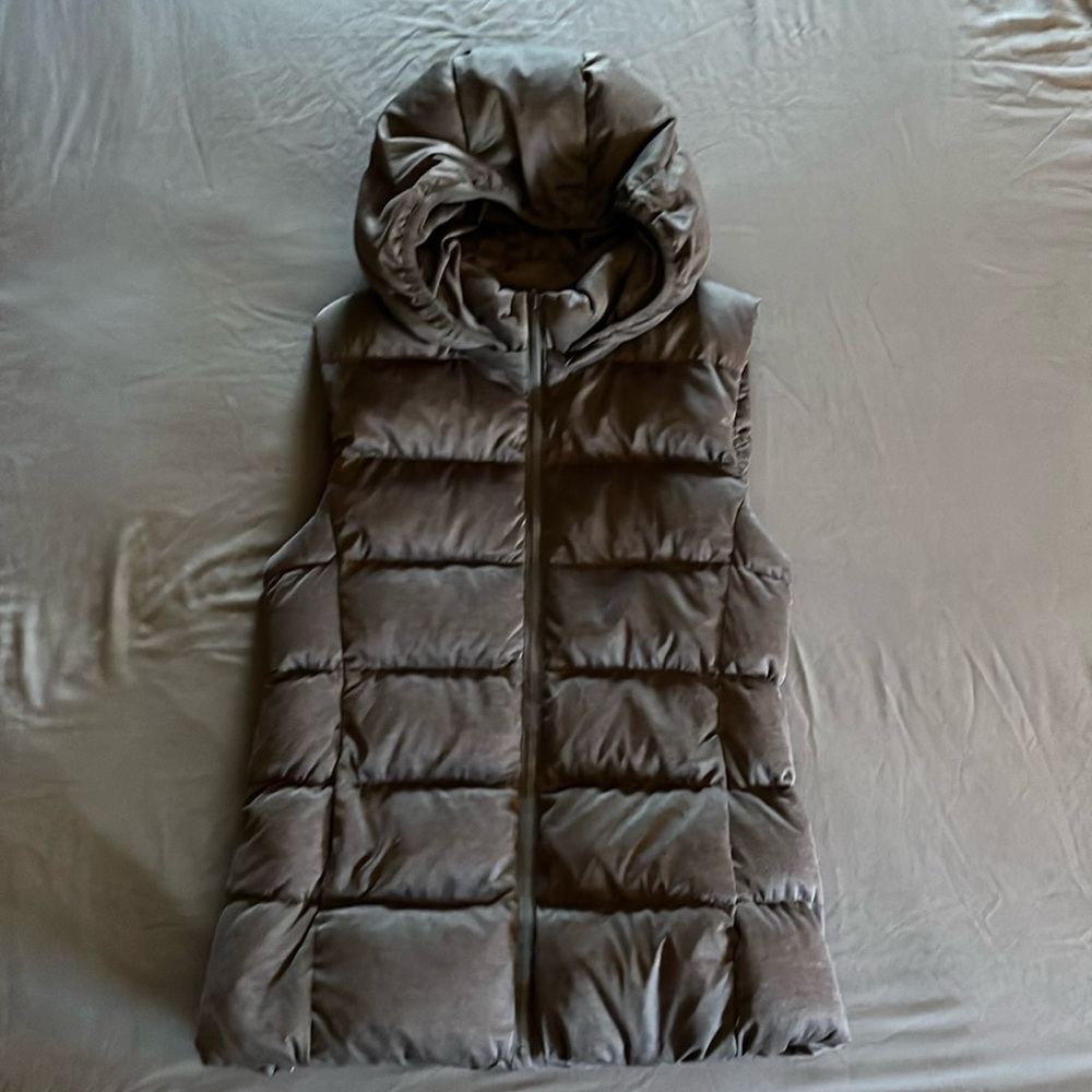 Adorable Uniqlo down vest. Detachable hood. Size S